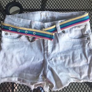 girls white Levi shorts 🩳